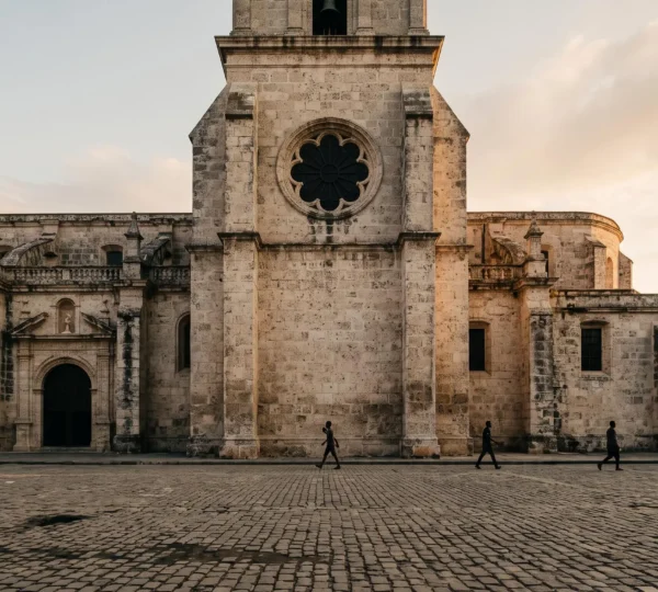 Façade en pierre corallienne d'une cathédrale coloniale caribéenne baignée de lumière dorée du matin