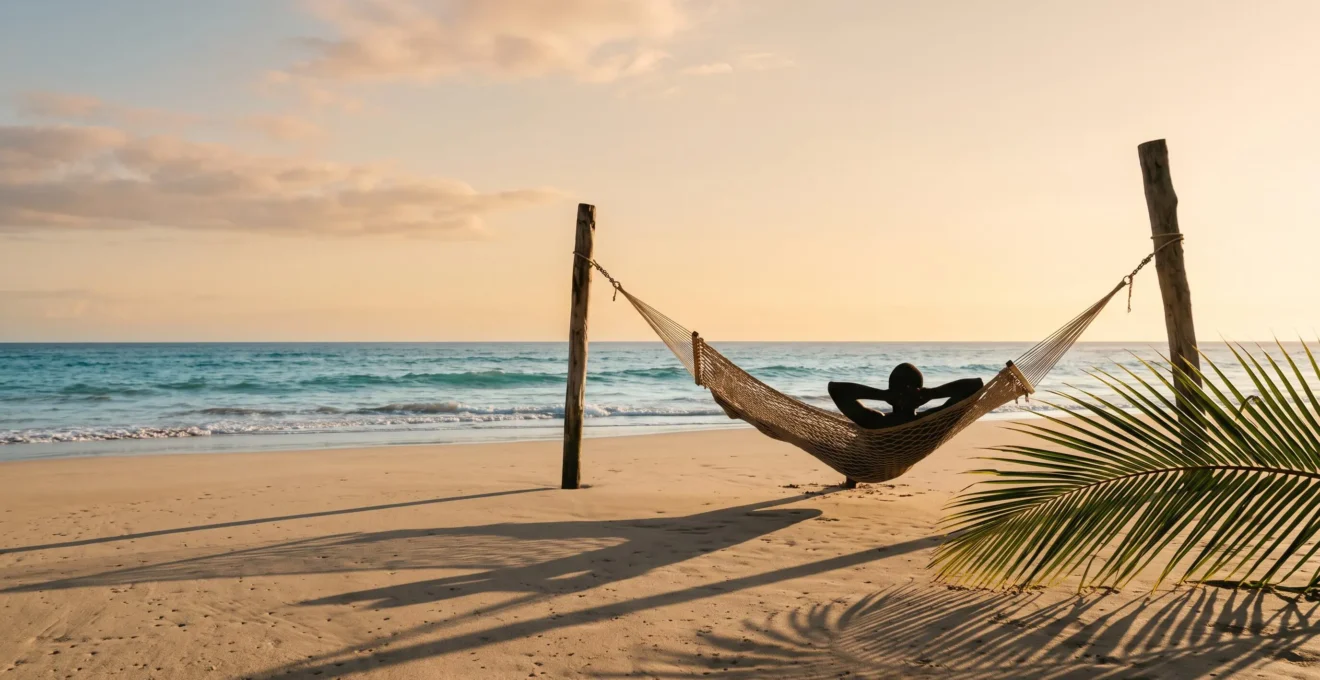 Silhouette allongée sur une plage déserte au coucher du soleil, symbolisant le lâcher-prise total pendant sept jours de farniente
