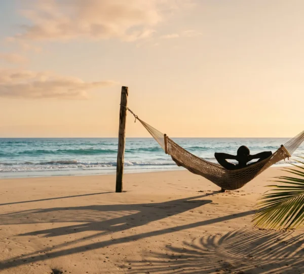 Silhouette allongée sur une plage déserte au coucher du soleil, symbolisant le lâcher-prise total pendant sept jours de farniente