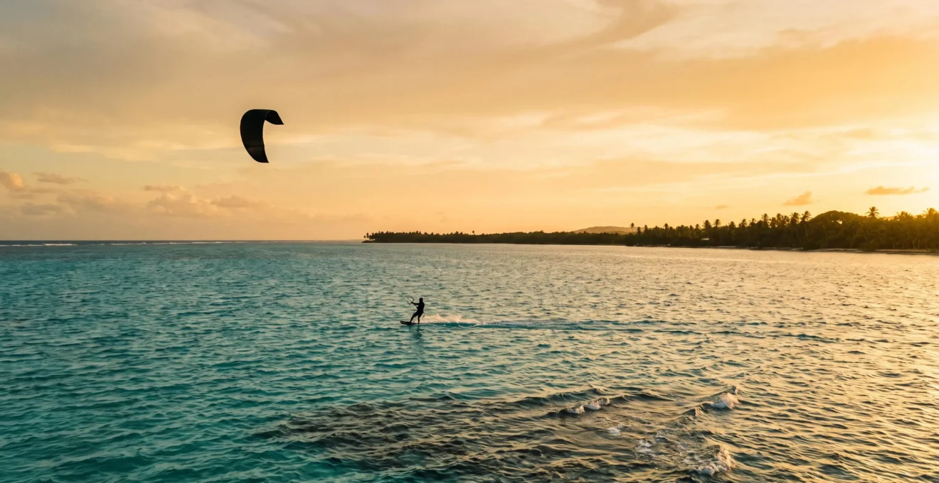 Silhouette d'un pratiquant de sport nautique glissant sur une eau turquoise des Caraibes au coucher du soleil